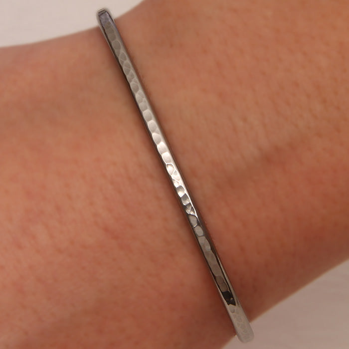 Gunmetal (Niobium) Thin Hammered Cuff Bracelet (350str.n)