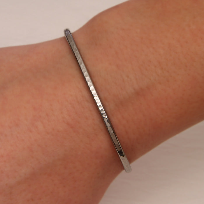 Gunmetal (Niobium) Thin Hammered Cuff Bracelet (350str.n)