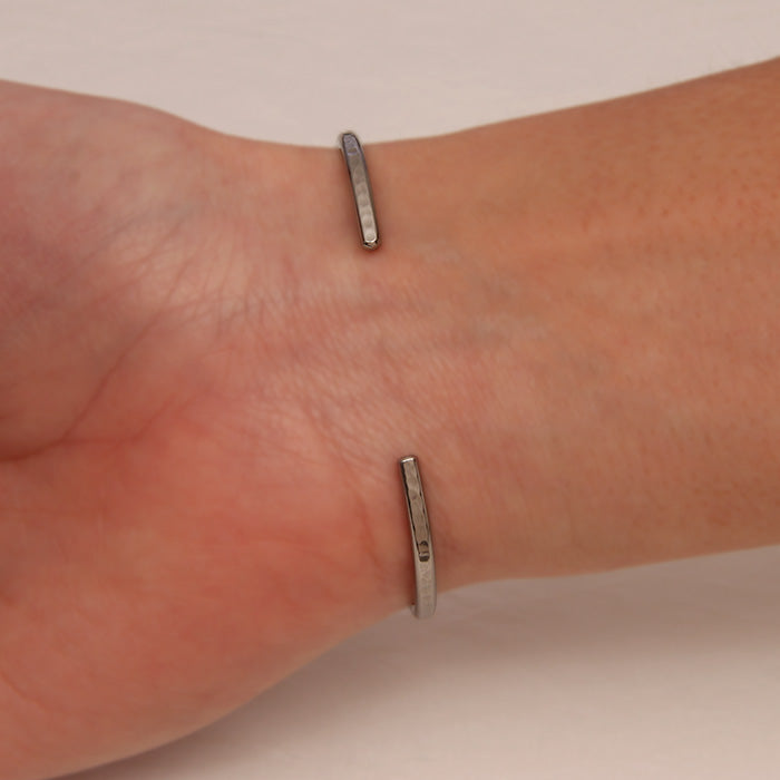 Gunmetal (Niobium) Thin Hammered Cuff Bracelet (350str.n)